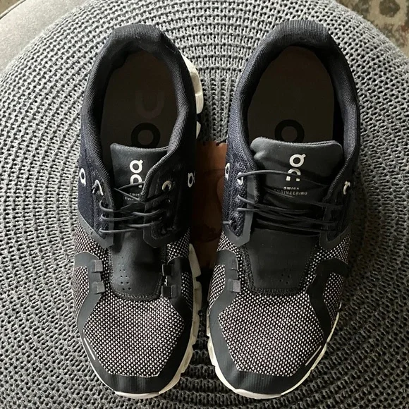 🔥🔥ON CLOUD 5 Women's Black and White Athletic Shoes size 9.5🔥🔥🔥 - Picture 2 of 9